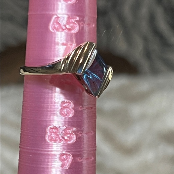 Elegant London Blue Gemstone Ring - Picture 4 of 8